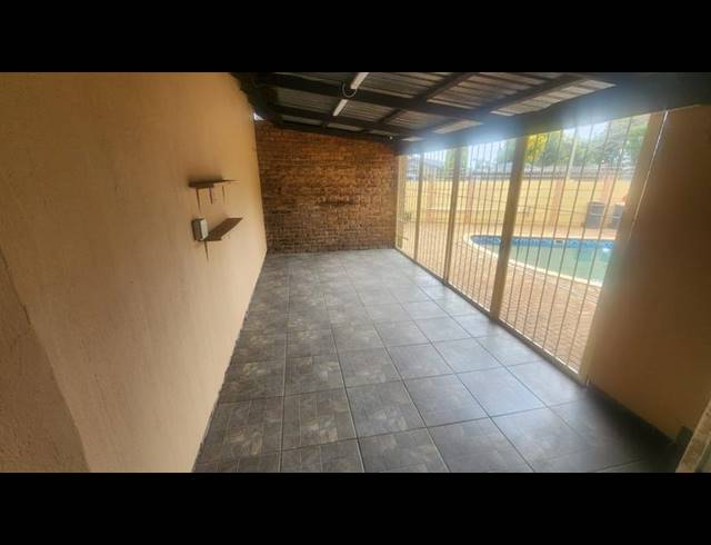 4 BEDROOM HOUSE FOR SALE IN HELIKONPARK